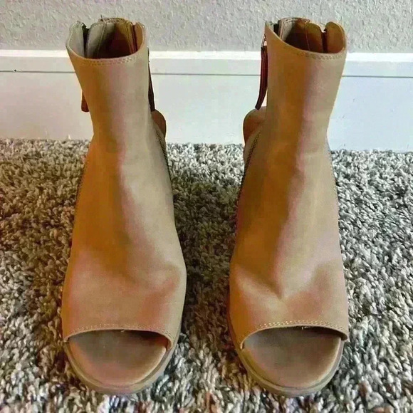 tan DV by Dolce Vita ankle bootie heels with peep toe size 8 Woman - Picture 1 of 11